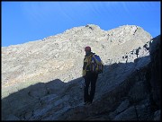 008 Puntiamo a raggiungere le placche a destra e la cima ben visibile